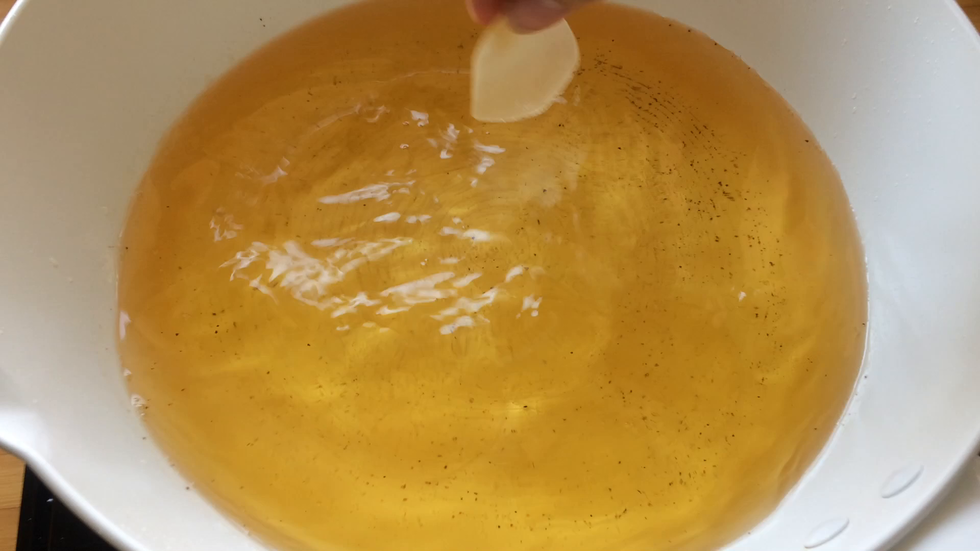 分散下入虾片轻轻搅拌全部膨胀后捞出控油