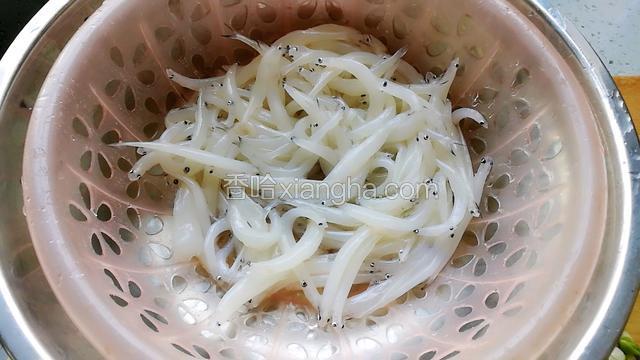 新鲜银鱼洗净控干水份。