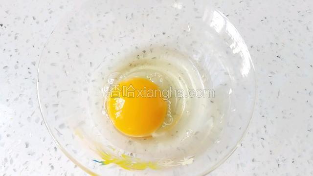 鸡蛋打入玻璃碗中。