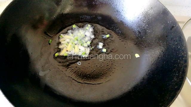 起锅倒油烧热爆香葱姜。