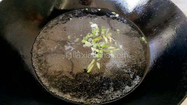 加入适量清水。煮开。