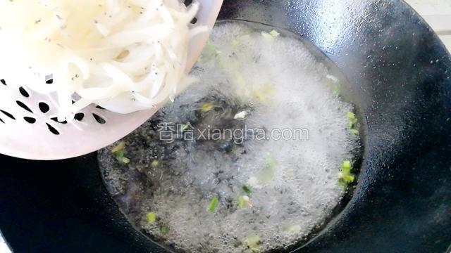倒入银鱼，再煮开。