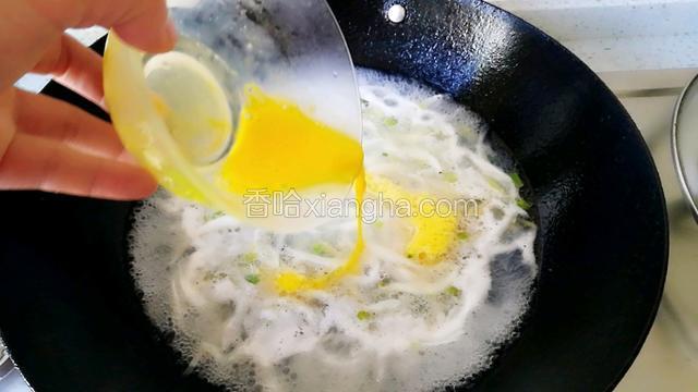 锅里均匀的倒上蛋液。