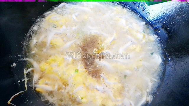 最后加入胡椒粉调味。出锅！