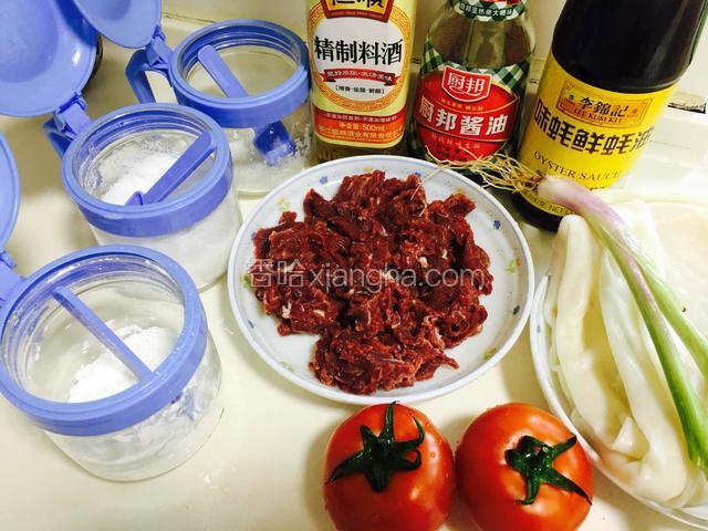 准备好食材，牛肉切薄片。