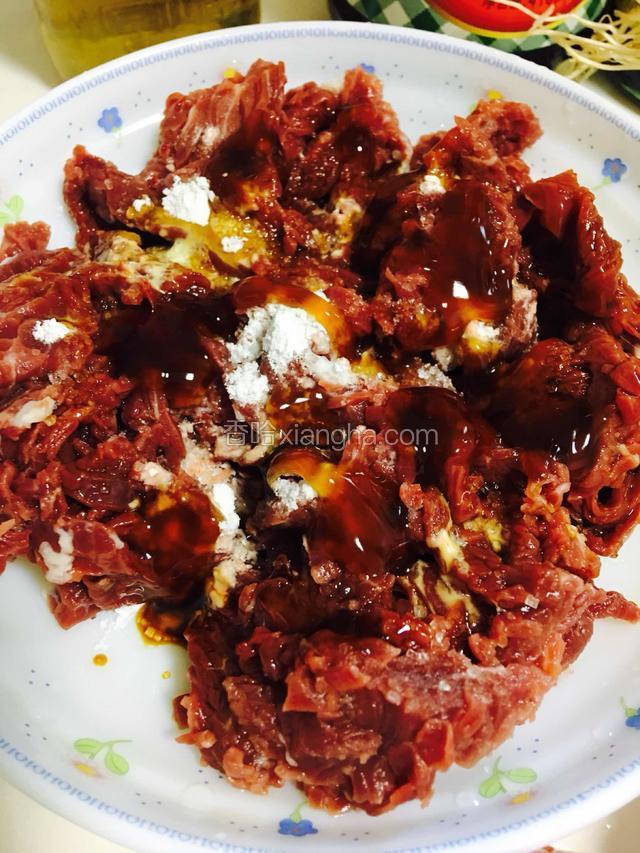 切好薄片的牛肉依次放入料酒、白糖、胡椒粉、生粉、花生油、蚝油拌均匀，腌制20分钟。