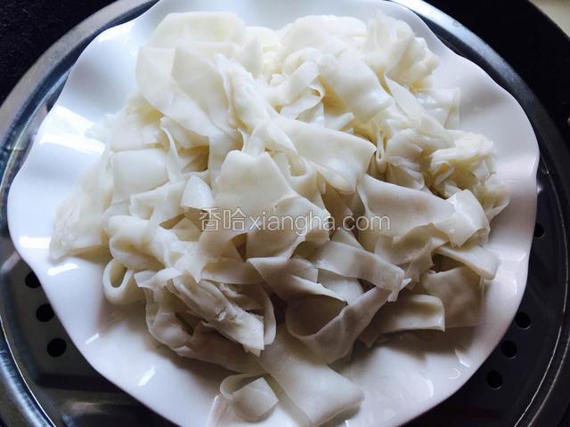 锅中烧开热水放入粉蒸8-10分钟。