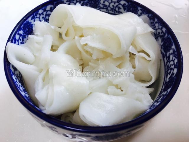 用碗盛一些氹仔粉（很香滑）