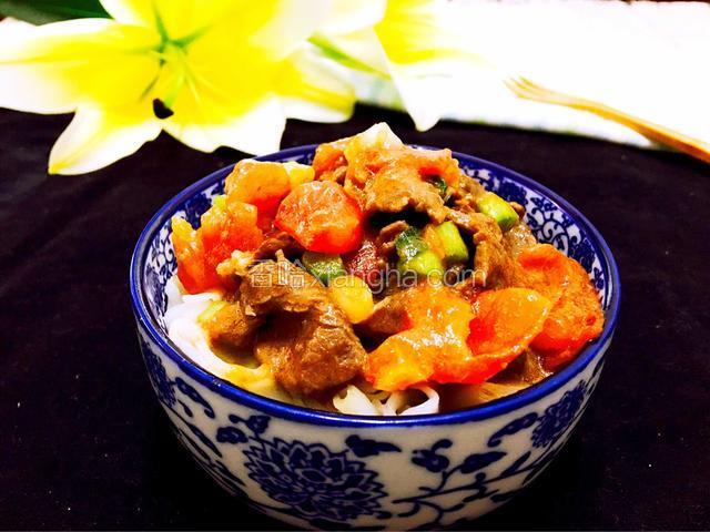 成品图。（淋上一大勺番茄牛肉拌在一起吃，味道鲜美）