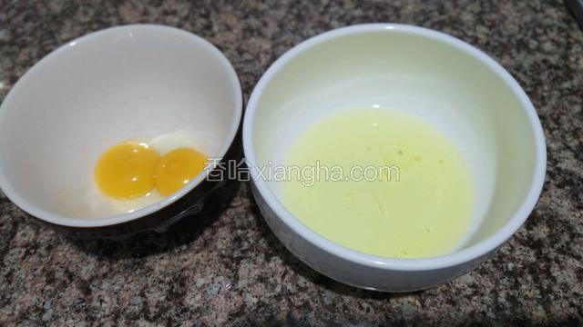 准备两只碗，分别打入蛋白和蛋黄。