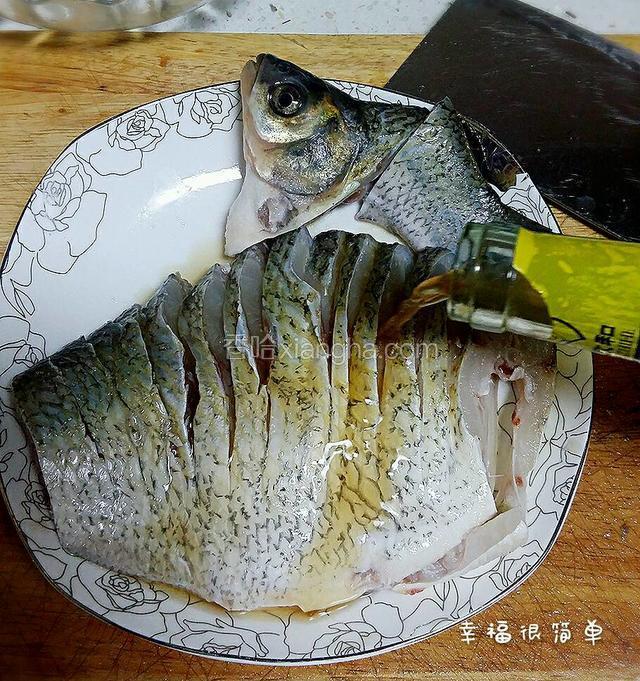 切好到的鱼放入料酒，盐。正反面都均匀地蘸上佐料。
