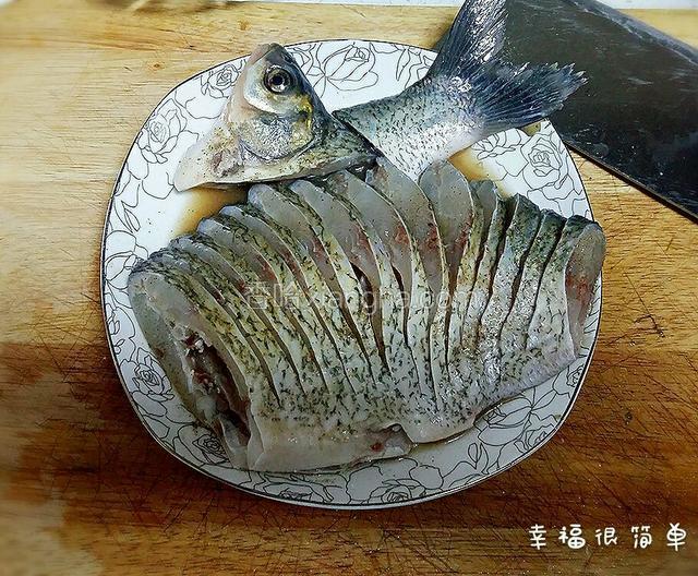 再撒入适量的黑胡椒粉，把它腌制十分钟左右。