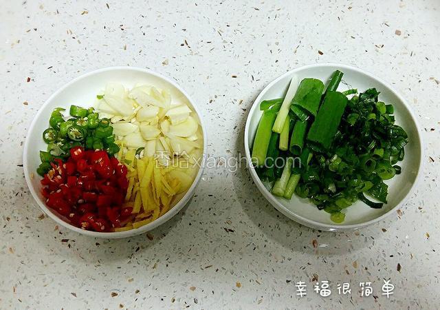 辣椒切小段，蒜头切成片，葱切2到3厘米的小段，生姜切丝。