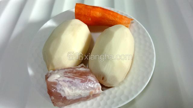 把藕、胡萝卜分别洗净并去皮，猪瘦肉洗净。