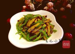 青椒炒玉米饼的做法图解6