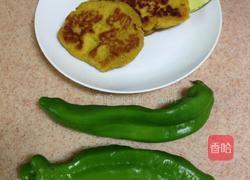 青椒炒玉米饼的做法图解1