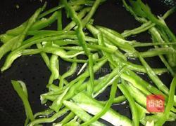 青椒炒玉米饼的做法图解3