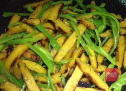 青椒炒玉米饼的做法图解5