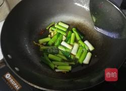 牛肉炒大蒜的做法图解2