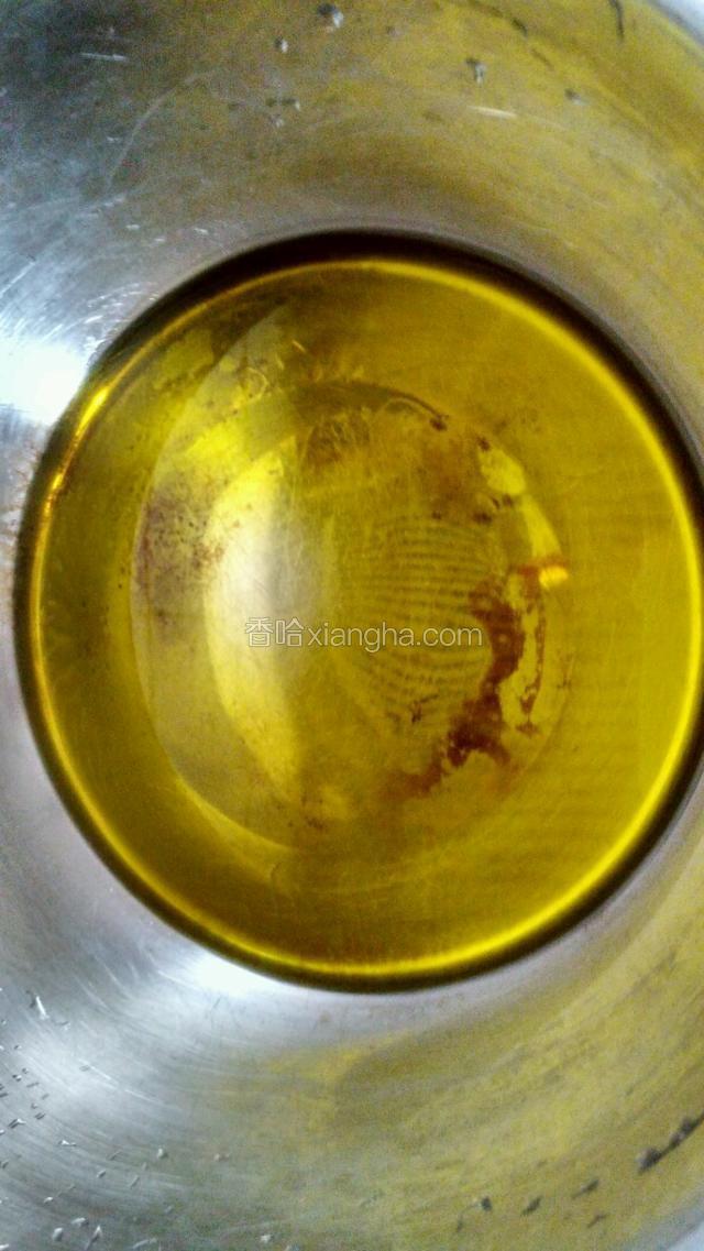 锅烧热，加入食用油