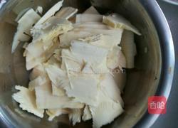 腊肠炒春笋的做法图解2