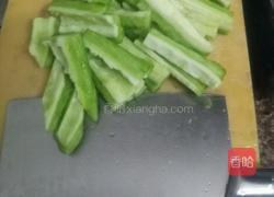 扒皮鱼焖苦瓜的做法图解1