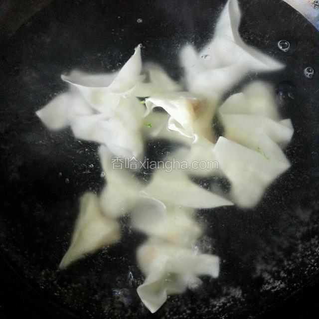 锅里加水烧开后放入小馄饨