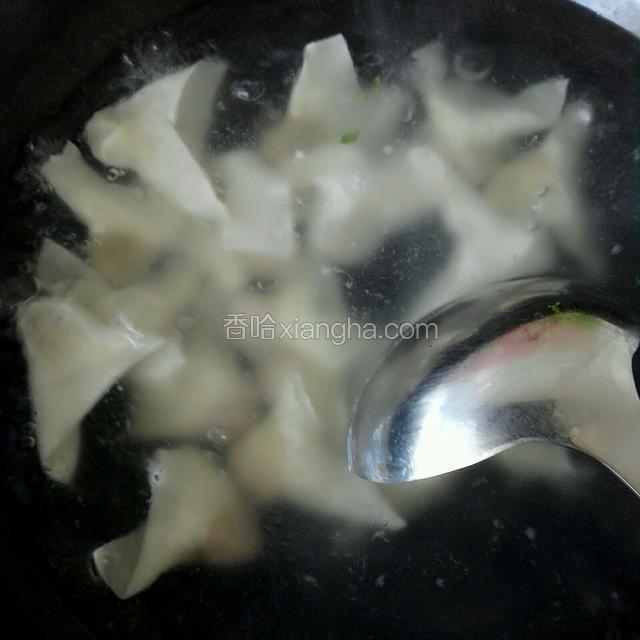 用勺子轻轻推散小馄饨，以防粘在锅底上