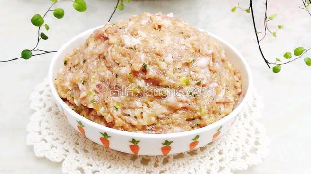 准备好馄饨馅。