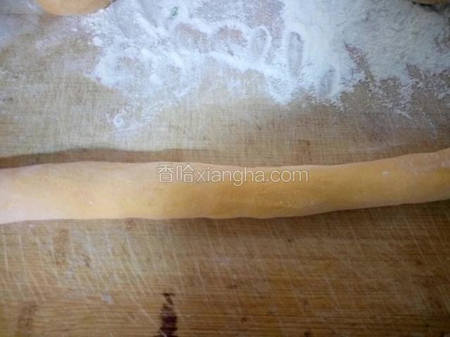 在揉成饺子粗的长剂。