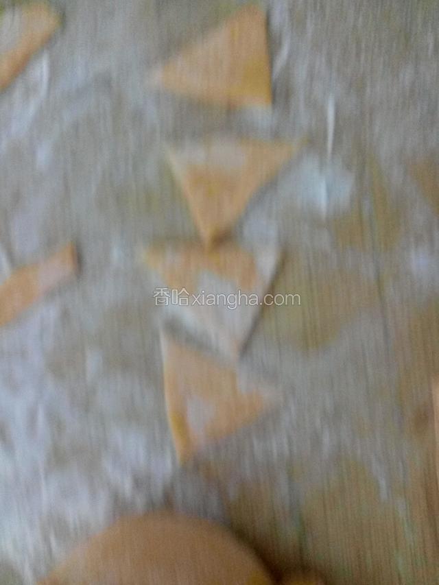 这张只拍一张有点迷糊，将就看吧，切成三角形在耳朵。