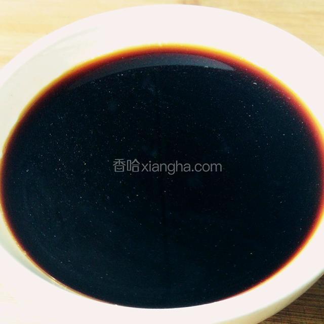 准备一小碗，把酱油、蚝油、白糖、醋、适量水调成汁