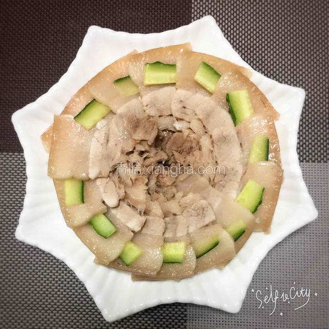 沥干水分的五花肉切薄片，中间放黄瓜片