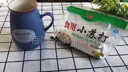 一招巧去杯子茶渍的做法图解1