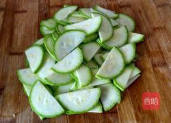 角瓜片炒鸡蛋的做法图解1