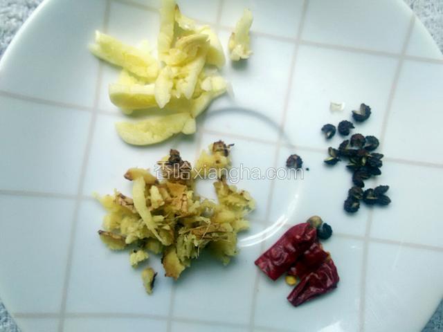 备好小料，我用了上述各种小料，辣椒干的一只，和少量郫县豆瓣。