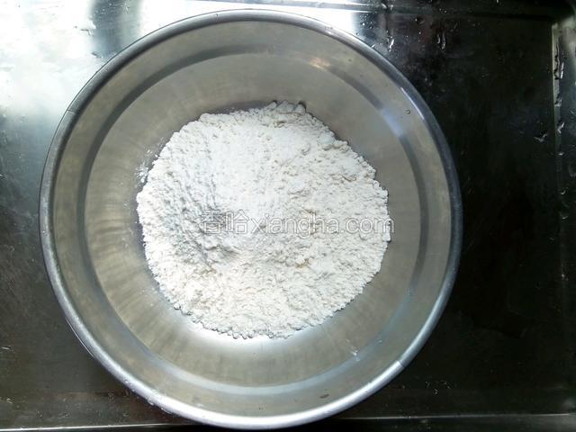 把面粉倒入容器中