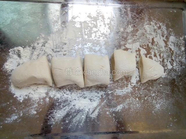 用刀切成五份小剂子