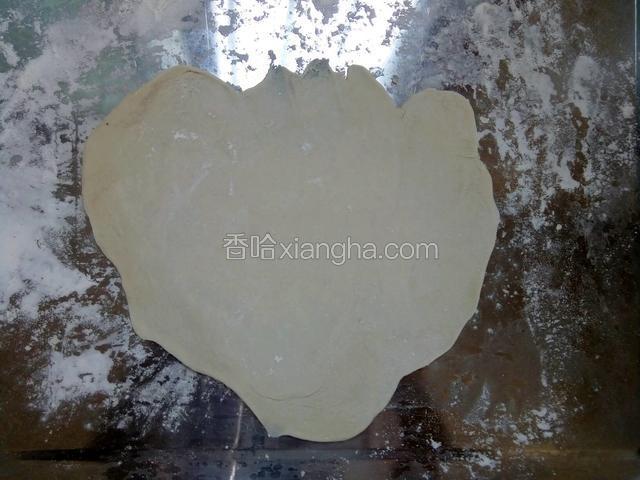 取一份小面团，用擀面棒擀成薄皮状，越薄越好。