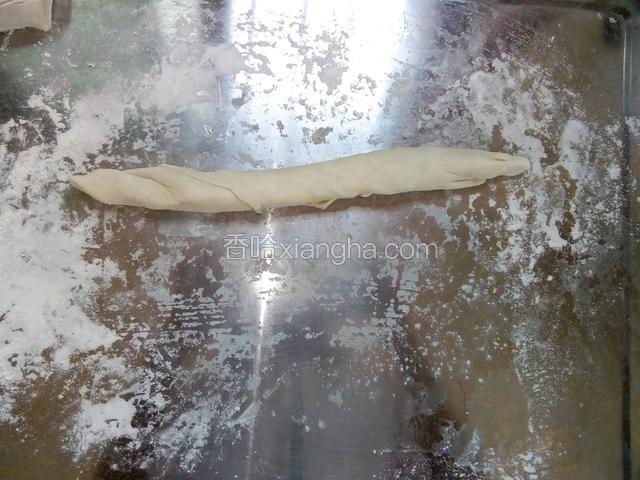 从一头卷起来，然后两边相反方向扭紧。