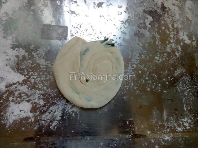 接着再用擀面棒把他擀成饼状。
