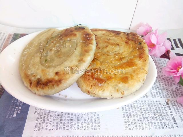 成品图！喜欢的可以再葱油饼上撒点白芝麻和黑芝麻。