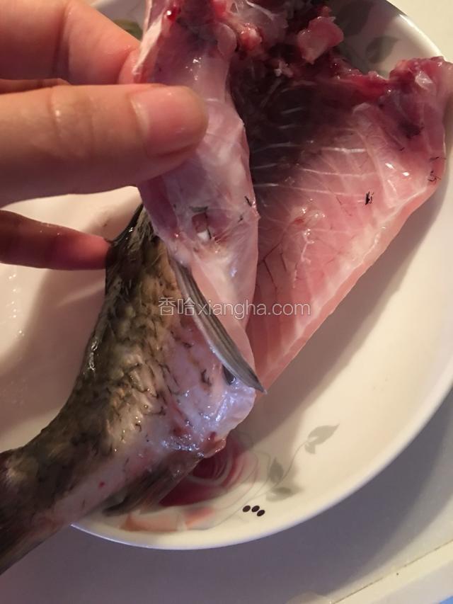 鲫鱼刮掉鳞，清洗干净