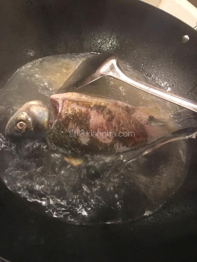 加入适量的开水，大火煮五分钟