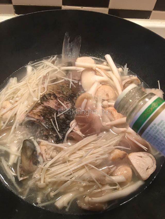 再放入杂菇，加少许胡椒粉，大火烧开后，盖上锅盖中火煮十分钟。