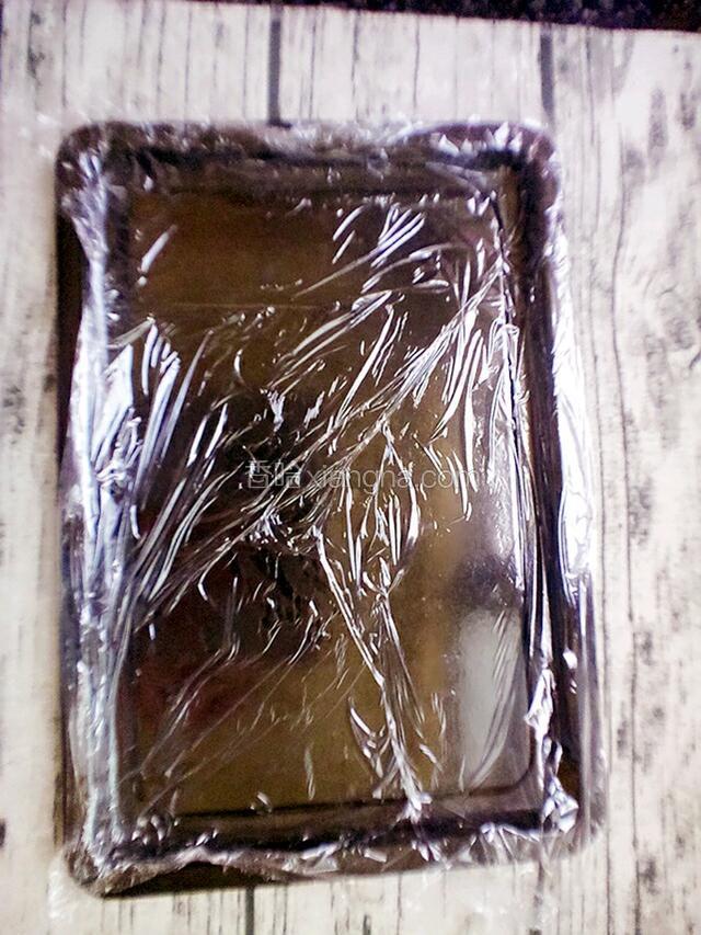 用保鲜袋把烤盘套上 ， 有点丑  嘿