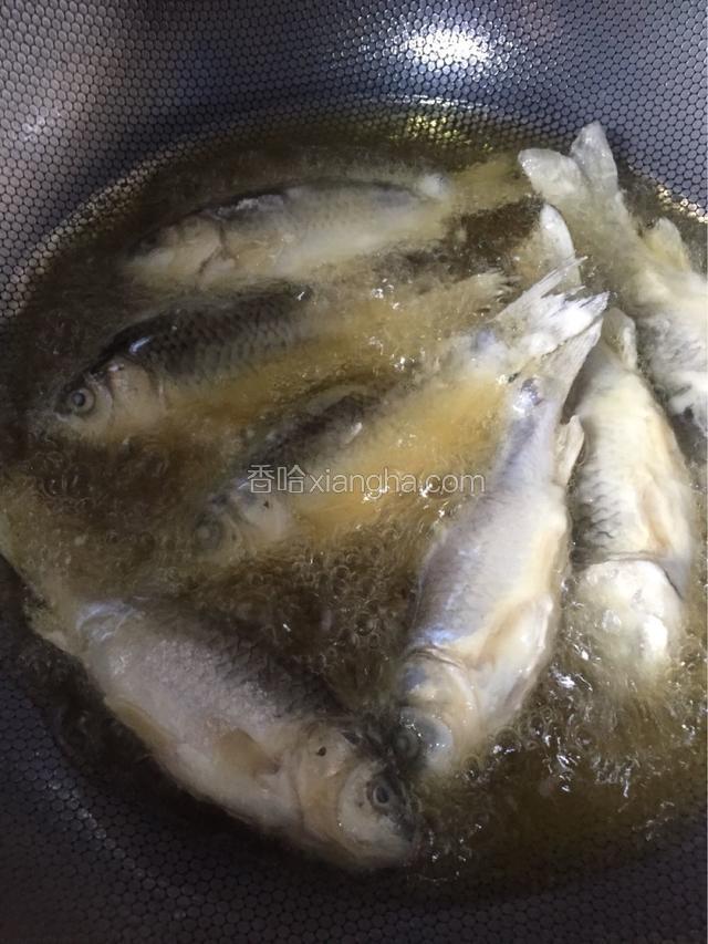 放入油锅煎至金黄色
