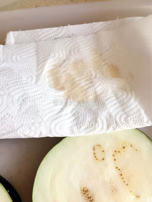 用厨房纸吸干水分