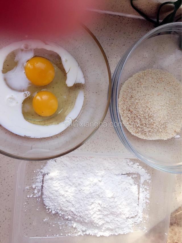 将配料准备好，牛奶加进鸡蛋液里