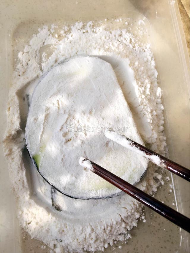 均匀沾薄薄一层干面粉